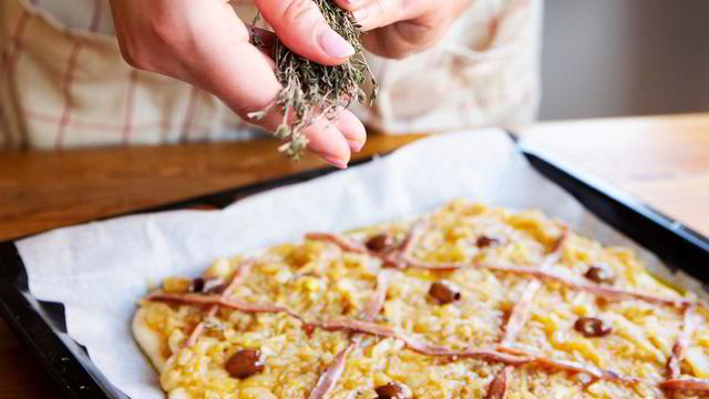 Simon Hopkinson ha creato il libro di cucina finale per i classici francesi, spagnoli e italiani.