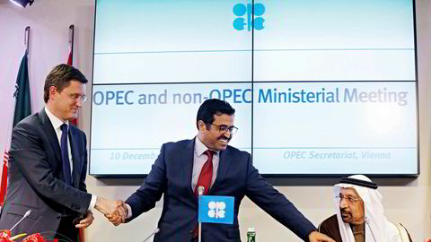 F.v.: Russlands energiminister Alexander Novak, Opec-president og Qatars energiminister Mohammed bin Saleh al-Sada og Saudi-Arabias energiminister Khalid al-Falih avbildet under et Opec-møte i desember 2016.