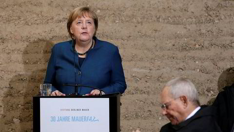 – Den lærer oss at ingen mur som holder folk ute og hindrer frihet, er så høy eller bred at den ikke kan bli brutt ned, sa Angela Merkel om Berlinmuren i sin tale lørdag.