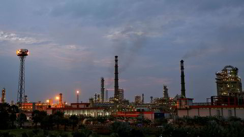 Vi skal ikke bli for komfortable med dagens oljepriser, ifølge den britiske banken Barclays. På bildet ses et av Essar Oils raffinerier i India.
