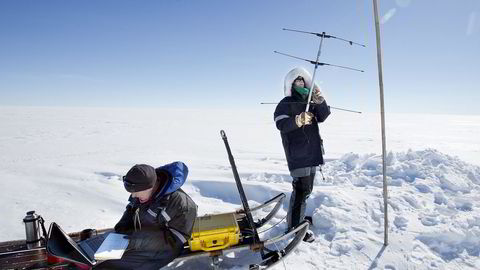 Signal. Forskerne Elizabeth Bagshaw (til venstre) og Nanna Karlsson forsøker å plukke opp GPS-signaler i det nordøstlige hjørnet av Grønlandsisen. De har senket små radiosendere ned i isen for å måle temperatur, trykk og vanninnhold.