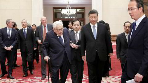 Den kinesiske toppledelsen rydder alltid kalenderen når USAs tidligere utenriksminister Henry Kissinger er i Beijing. President Xi Jinping følger Kissinger til et møte med delegatene.
