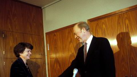 Tidligere statsminister Odvar Nordli overrekker er nøkkelen til statsministerens kontor til sin etterfølger, Gro Harlem Brundtland i 1981.