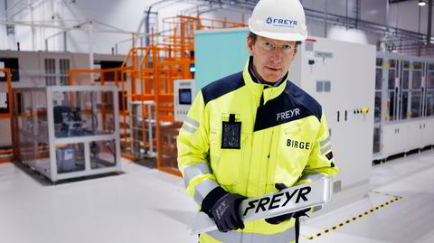 Freyrs nye sjef Birger Steen i selskapets testfabrikk i Mo i Rana. Her holder han en dummy av batteriene selskapet forsøker å masseprodusere.