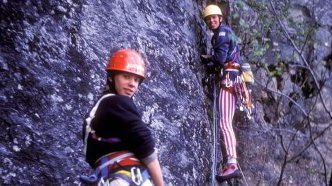 Steinbra. Leif Håvar Kvande (til høyre) sikres av Halvor -Hagen på vei opp Hornaksla i Romsdalen 16. mai i 1987