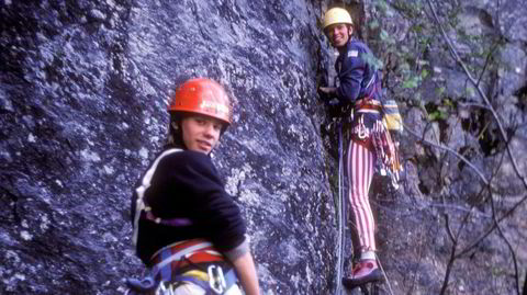 Steinbra. Leif Håvar Kvande (til høyre) sikres av Halvor -Hagen på vei opp Hornaksla i Romsdalen 16. mai i 1987