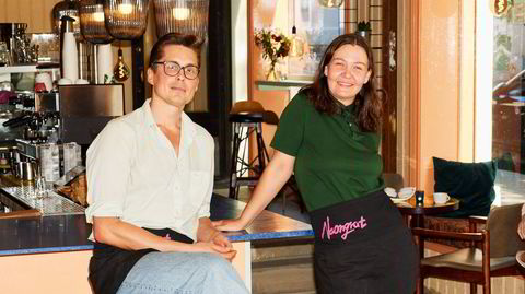 Kaffe og vin. Kaffebaren Neongrut på Grønland i Oslo har utvidet: Nå skal det serveres kaffe på dagtid og vin og cocktails på kveldstid, forteller innehaver og barista Anton Söderman og daglig leder Hanne Fjelddalen.