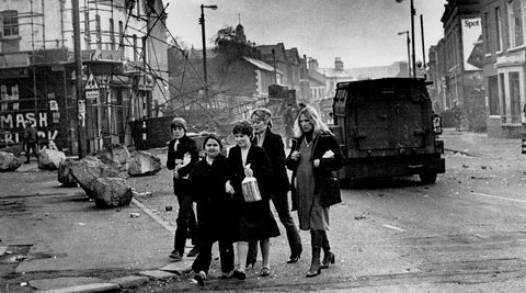 Nordirske kvinner krysser Falls Road i Belfast i 1981, to år etter tiden da Anna Burns' «Melkemannen» utspiller seg.