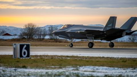 Kampflyet F-35 lander på Ørland flystasjon. Kostnadene ved anskaffelsen varierer med anslag på dollarkursen, men slike anslag dukker også opp i andre deler av statsbudsjettet.