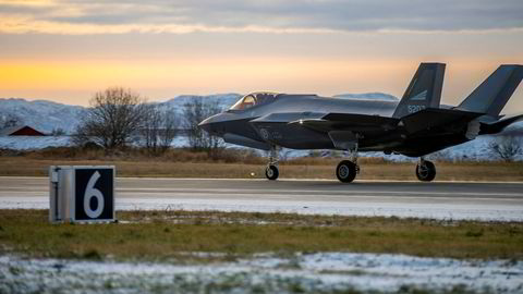 Kampflyet F-35 lander på Ørland flystasjon. Kostnadene ved anskaffelsen varierer med anslag på dollarkursen, men slike anslag dukker også opp i andre deler av statsbudsjettet.