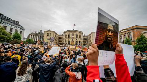 Black Lives Matter-bevegelsen førte til solidaritetsdemontrasjoner verden over, som her i Oslo 5. juni 2020, men den britiske forfatteren Tomiwa Owolade mener den amerikanske rasismedebatten har lite rom for nyanser.