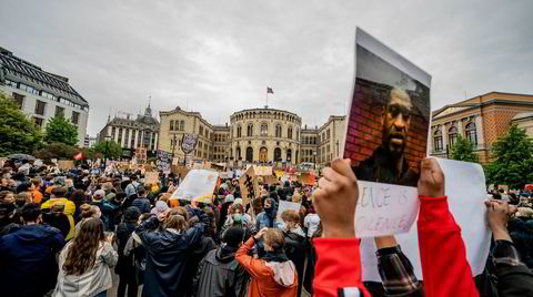 Black Lives Matter-bevegelsen førte til solidaritetsdemontrasjoner verden over, som her i Oslo 5. juni 2020, men den britiske forfatteren Tomiwa Owolade mener den amerikanske rasismedebatten har lite rom for nyanser.