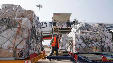 Medisinske forsyninger ankommer flyplassen i Wuhan i Kina, som er episenteret for coronaviruset.