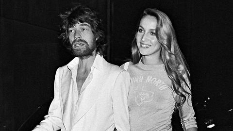 Blenda. Mick Jagger og ekskona Jerry Hall leker seg med hvite farger på vift i Paris i 1979.