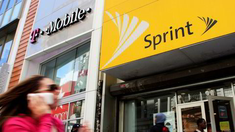 T-Mobile og Sprint kan spare milliarder på å slå seg sammen. Her konkurrerer de to selskapene i New York.