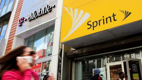 T-Mobile og Sprint kan spare milliarder på å slå seg sammen. Her konkurrerer de to selskapene i New York.