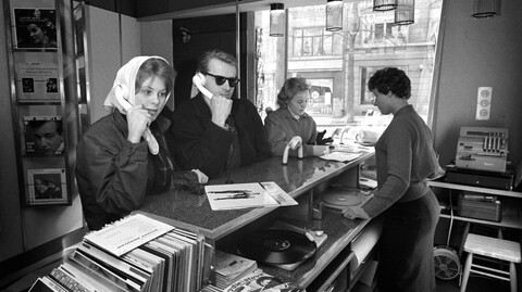 Hallo, det er fortiden som ringer om tips til hvordan man kan forholde seg til musikk. Kjøp julegavene i platebutikken i år, her i Oslo sentrum i 1960.