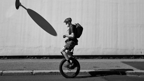 Erlend Loe er høyt oppe. (36 tommer over bakken, for å være eksakt.) Nå vil han «utbre enhjulingens evangelium».