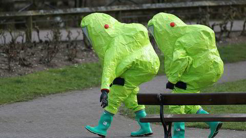 Teknikerne som har etterforsket giftangrepet i Salisbury i England har måttet pakke seg godt inn for å unngå at de utsettes for den farlige nervegiften.