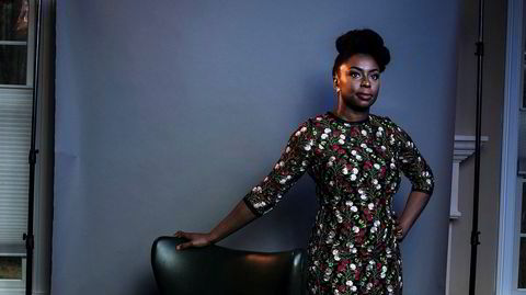 Slagferdig. Med sitt «We should all be feminists»-slagord, ble den nigerianske forfatteren Chimamanda Ngozi Adichie sitert av verdensstjernen Beyoncé så vel som av motehuset Dior. I D2 skriver hun: «Hvis jeg hadde et stilmotto, må det ha vært å gå i klær jeg likte», om sitt Wear Nigerian-prosjekt.