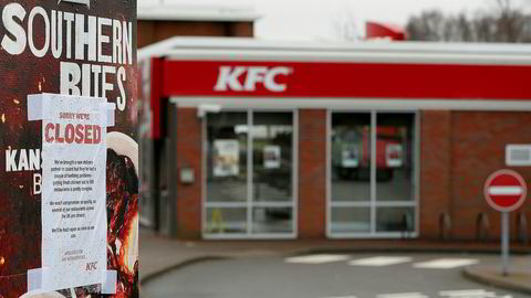 Mer enn 600 av hurtigmatkjeden KFCs restauranter i Storbritannia stenger på grunn av distribusjonsproblemer.