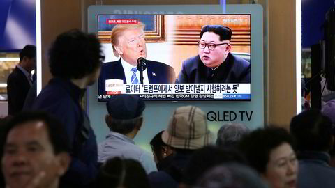 Folk på en jernbanestason i Seoul ser bilder av Donald Trump og Kim Joong Un på en tv-skjerm. De to har planlagt å møtes, men møtet kan bli avlyst.