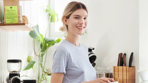 Egen formel. Blogger og tekstforfatter Maja Hattvang har laget hudpleieprodukter hjemme på kjøkkenet i flere år. Nå gir hun ut boken «Naturlig Nok» om hjemmelaget hudpleie.