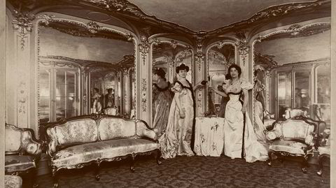 Høy toleranse. To profesjonelle kvinner poserer villig i et statlig kontrollert bordell, Maisons de Tolérance, i Rue Monthyon i Paris, cirka 1900.