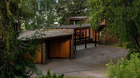 Hold fast. I tidsskriftet Byggekunst beskrev Sverre Fehn hvordan huset er bygget øverst i det amfiet som Oslo er, der oppe fra Holmenkollen. Det gjør at man må «prøve å finne en arkitektur som holder deg fast i landskapet».