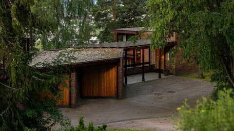 Hold fast. I tidsskriftet Byggekunst beskrev Sverre Fehn hvordan huset er bygget øverst i det amfiet som Oslo er, der oppe fra Holmenkollen. Det gjør at man må «prøve å finne en arkitektur som holder deg fast i landskapet».