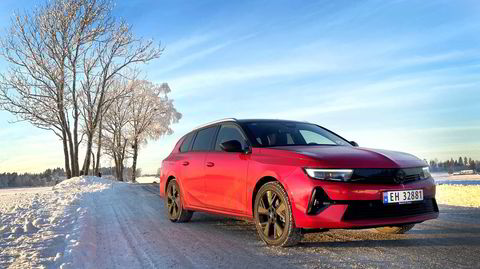 Den elektriske Opel Astra gjør seg godt i testbilens rødfarge. For de som tør slikt.