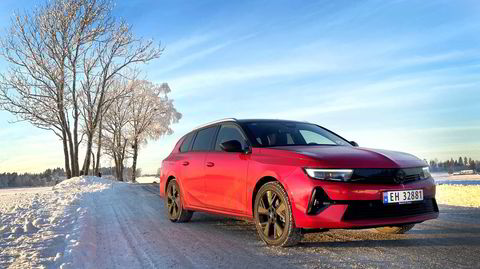 Den elektriske Opel Astra gjør seg godt i testbilens rødfarge. For de som tør slikt.