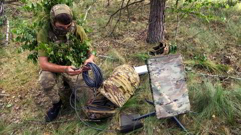 Elon Musks satellittsystem Starlink har spilt en vesentlig rolle i Ukraina-krigen. Bildet viser en ukrainsk soldat fra den 61. mekaniserte brigaden som bruker Starlink-systemet under militærøvelser i Chernihiv-regionen, Ukraina, juni 2020.