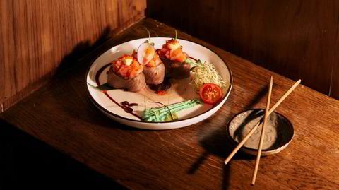 «Norway meet Japan» med laksetartar, lakserogn og majones rullet inn i flambert wagyu, det eksklusive japanske storfekjøttet som er kjent for sin fine fettmarmorering.