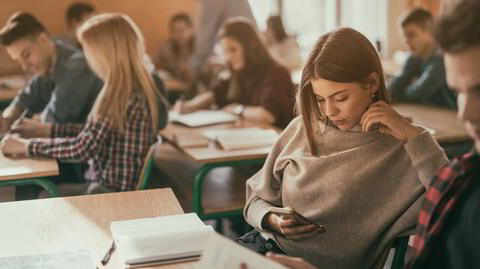 Mobilbruk i klasserommet ble forbudt i osloskolen fra og med 1. august, men elever på videregående har fortsatt mulighet til å skrolle seg gjennom friminuttene.