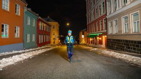 Klokken er syv en kald januarmorgen. Gatene er folketomme. Therese Falk har akkurat startet løpeturen fra hjemmet på Kampen til Fagerborg skole i Oslo. Der venter en arbeidsdag som lærer.