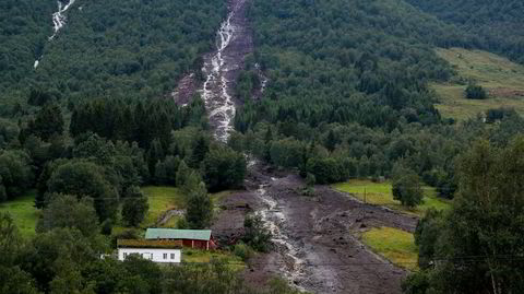 I Vistdalen i Molde kommune ble i alt 64 mennesker evakuert etter flere jordskred søndag.