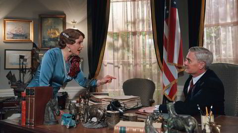 Kronprinsesse Märtha (Sofia Helin) og president Franklin D. Roosevelt (Kyle MacLachlan) snakker sammen, vel å merke i en scene fra tv-serien «Atlantic Crossing».