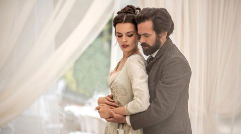 Etter mange år treffer Gustave Eiffel (Romain Duris) igjen sin ungdoms tapte kjærlighet, Adrienne Bourgès (Emma Mackey). Han er enkemann, mens hun er gift med en mektig mann.