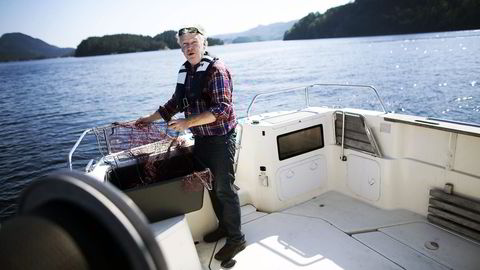 I garnet. Sigurd Steen Aase legger ut i sjarken fra landstedet i Skjoldastraumen, mer opptatt av flyndrefiske og vikingtid enn av konkurskrangler