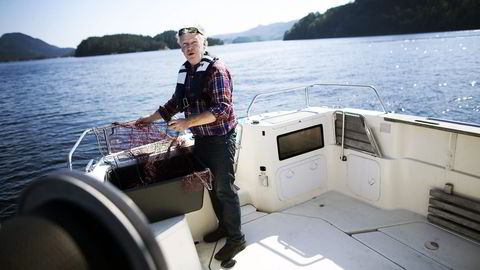 I garnet. Sigurd Steen Aase legger ut i sjarken fra landstedet i Skjoldastraumen, mer opptatt av flyndrefiske og vikingtid enn av konkurskrangler