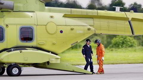 Jomfruturen. Justisminister Anders Anundsen (venstre) etter sin første prøveflyging med det nye redningshelikopteret AW101 på fabrikken i England denne uken. Helikopteret blir tatt i bruk i 2018