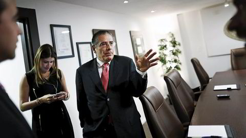Partner 2. Ramon Fonseca (til høyre) er den virile, pr-kåte partneren i advokatfirmaet som denne uken har fått eksponert sine hemmelige dokumenter. Her møter han pressen på tirsdag og gjentar sin og sitt firmas uskyld. Foto: Carlos Jasso / Reuters / NTB Scanpix