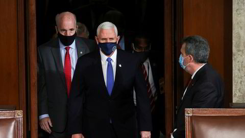 Visepresident Mike Pence på vei inn i Kongressen for å bekrefte formelt at Joe Biden er valgt til USAs neste president.