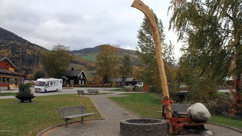 En trestokk, en møkkaspreder og en kampestein var stridens eple da et kunstverk ble påtvunget Kvam i Gudbrandsdalen.